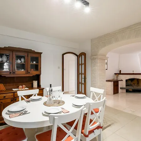 Komun Apartament Vela Luka